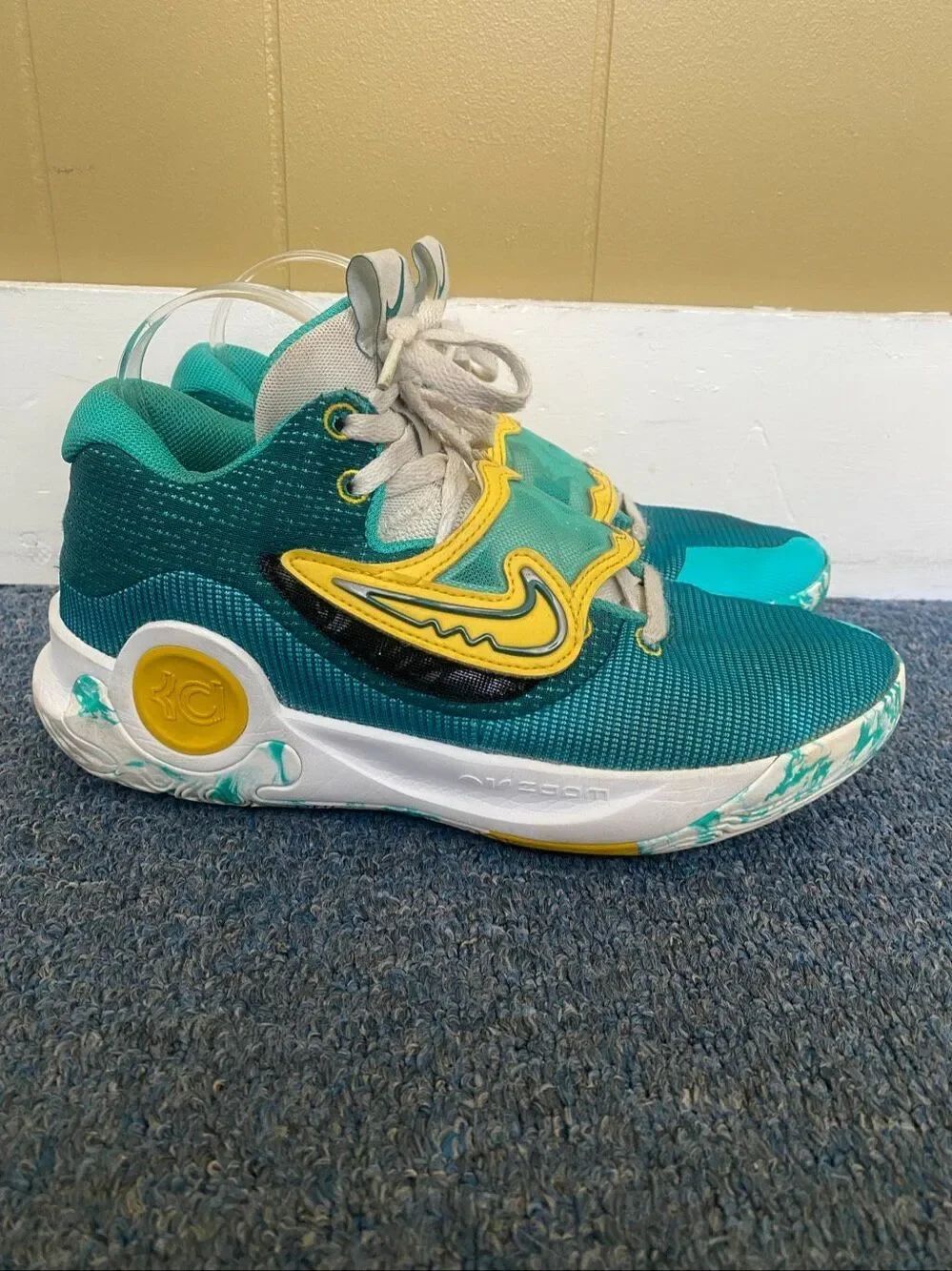 Nike KD renew men 8.5 zoom basketball shoes w/tie up laces & adjustable strap